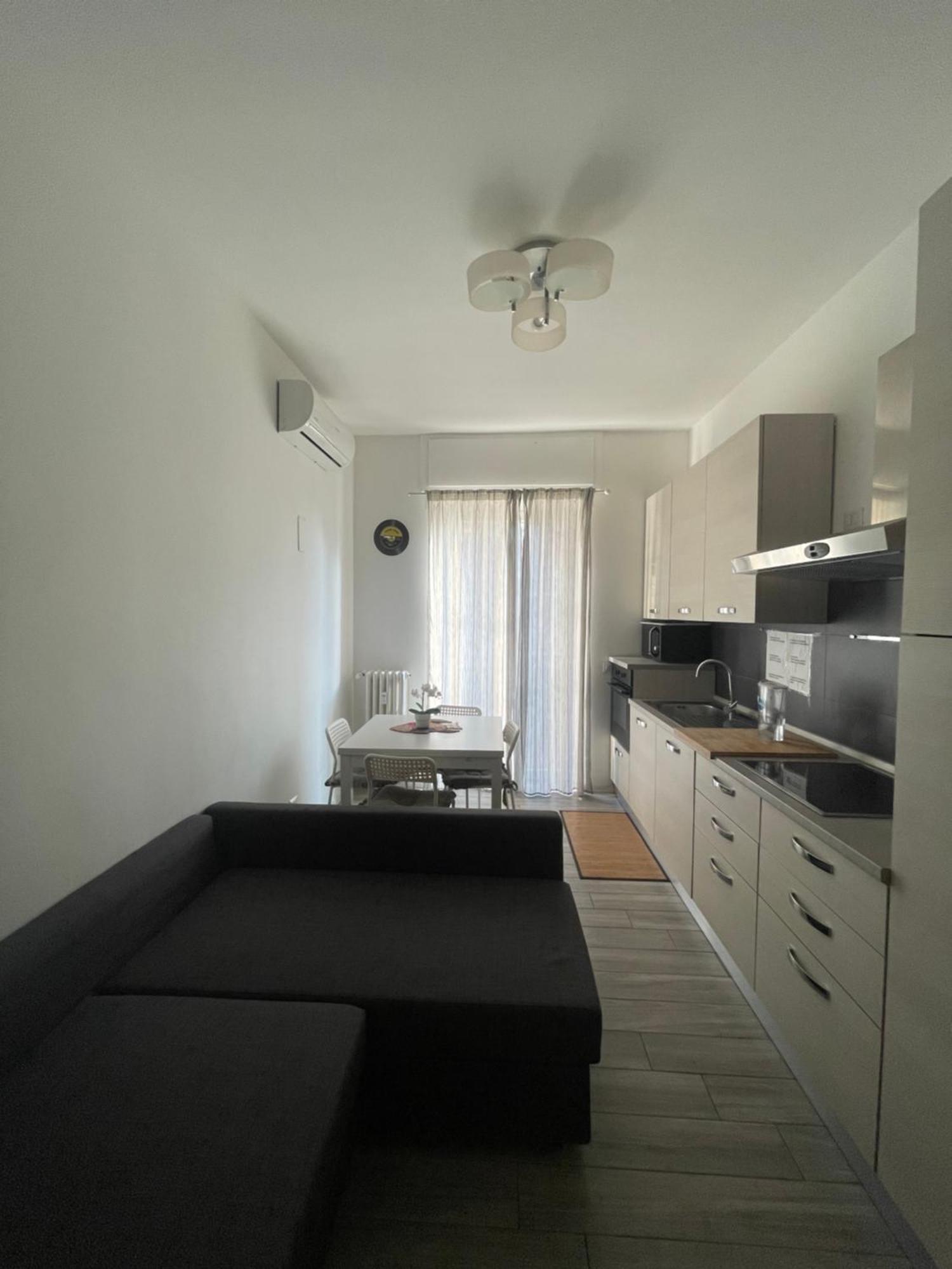 Gardone Apartment - Ampio Appartamento Con 2 Camere Da Letto - Comodo Per Duomo! ميلان المظهر الخارجي الصورة