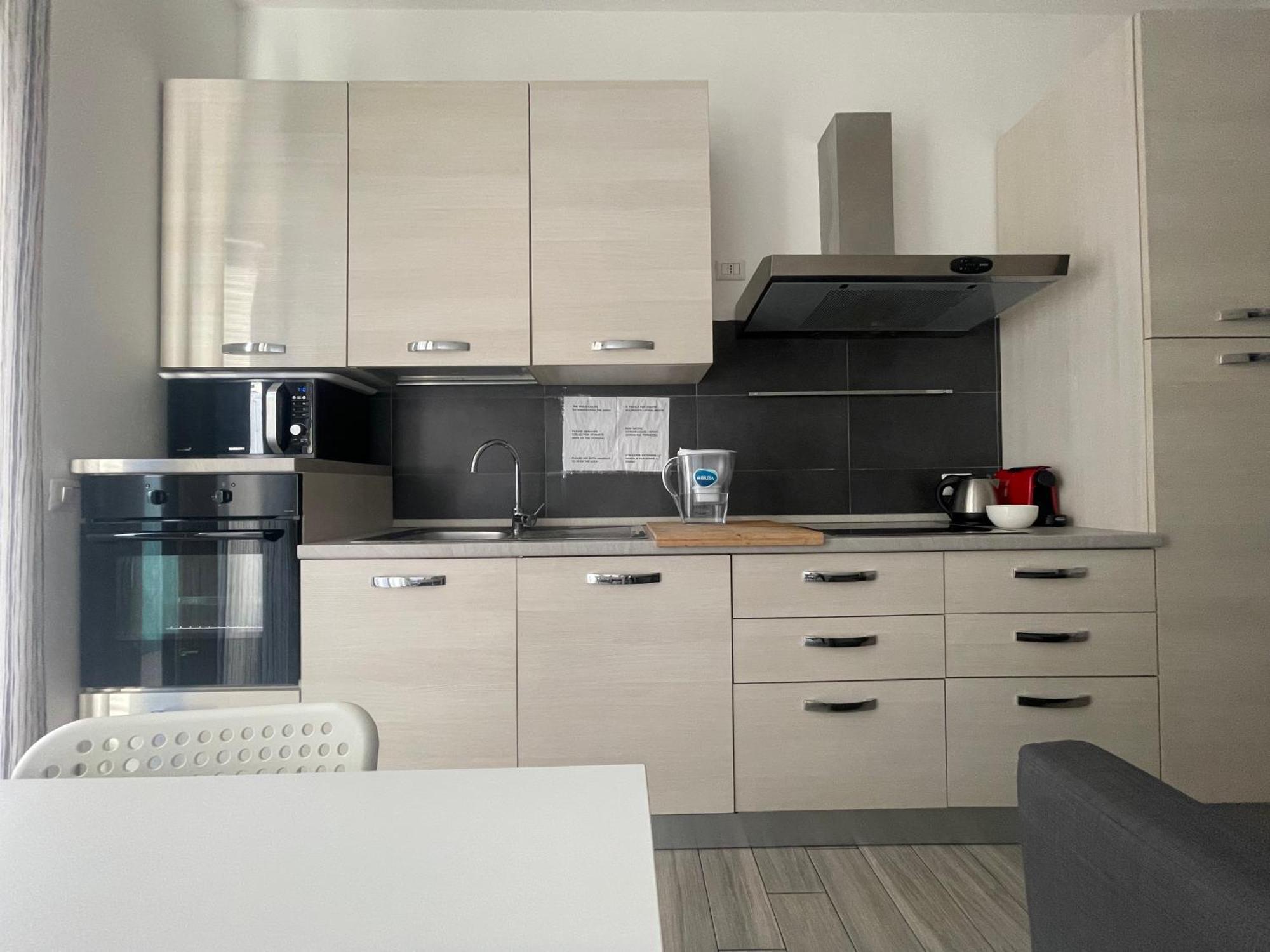 Gardone Apartment - Ampio Appartamento Con 2 Camere Da Letto - Comodo Per Duomo! ميلان المظهر الخارجي الصورة